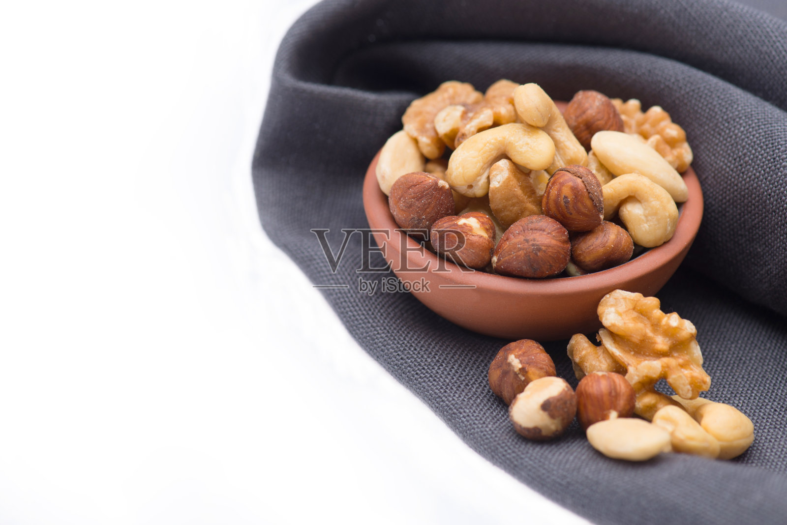 混合坚果孤立在白色的背景上照片摄影图片