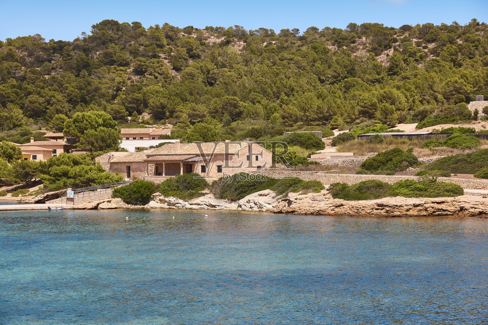 卡布雷拉岛海岸线上碧绿的海水景观。巴利阿里群岛。西班牙照片摄影图片