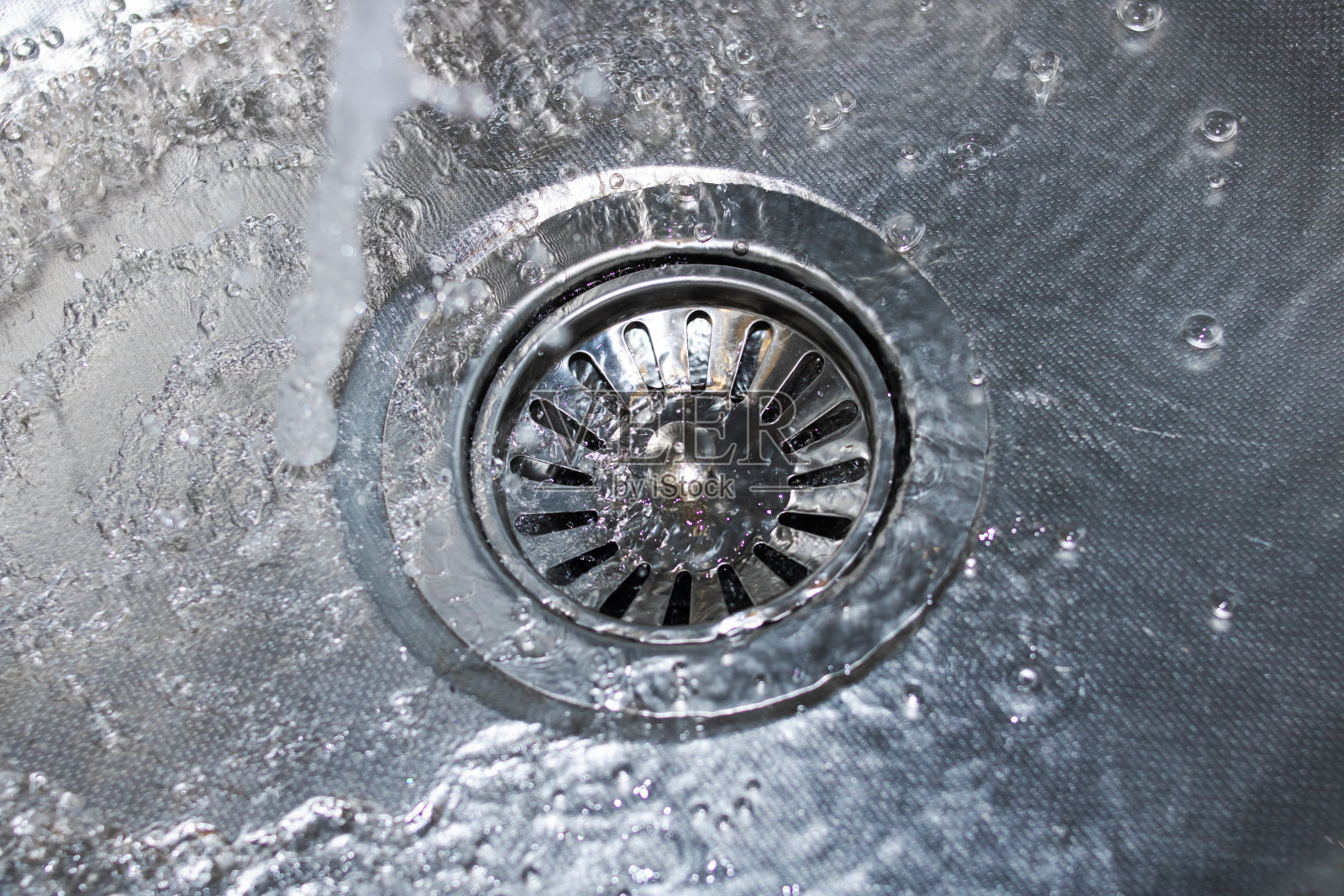 金属厨房水槽和水龙头关闭照片摄影图片