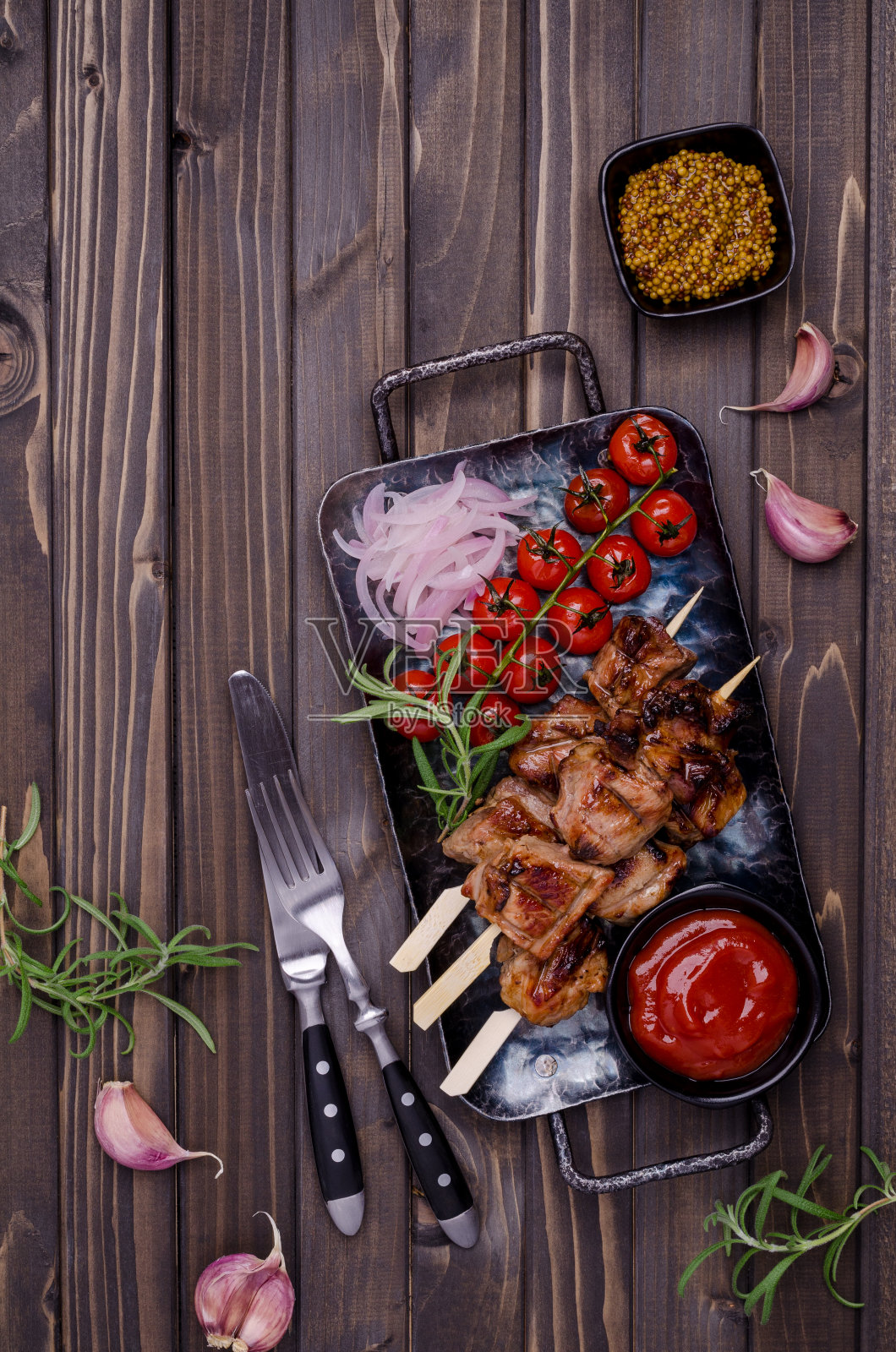 带蔬菜和香料的烤肉串照片摄影图片