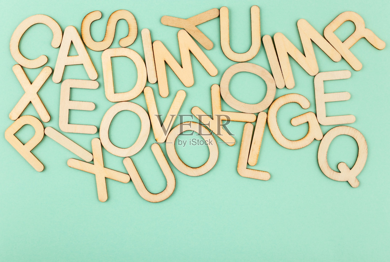 蓝纸背景上的木制字母。照片摄影图片