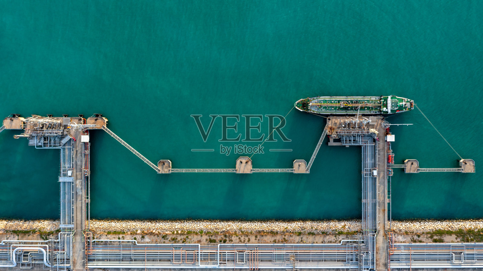 俯瞰深海港口的工业原油和燃料油轮,港口港口的油轮,石油化工进出口用油轮运输石油。照片摄影图片