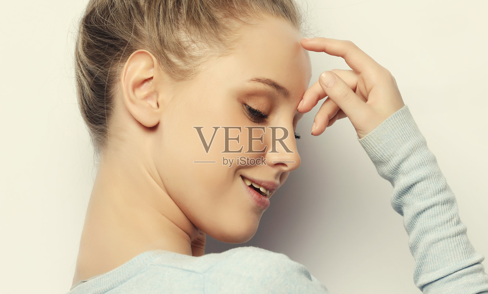 生活方式和人的概念-决定年轻女性在工作室照片摄影图片