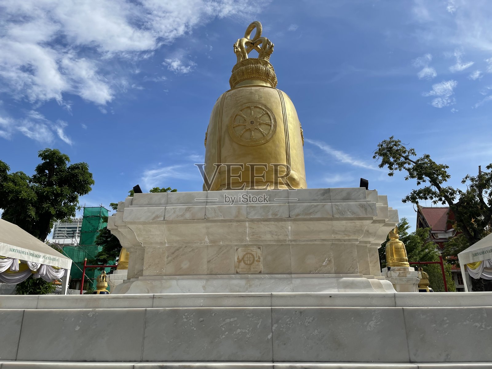 泰国曼谷湄南河附近著名寺庙Wat Rakhang Khositaram Woramahawiharn的美丽宝塔照片摄影图片