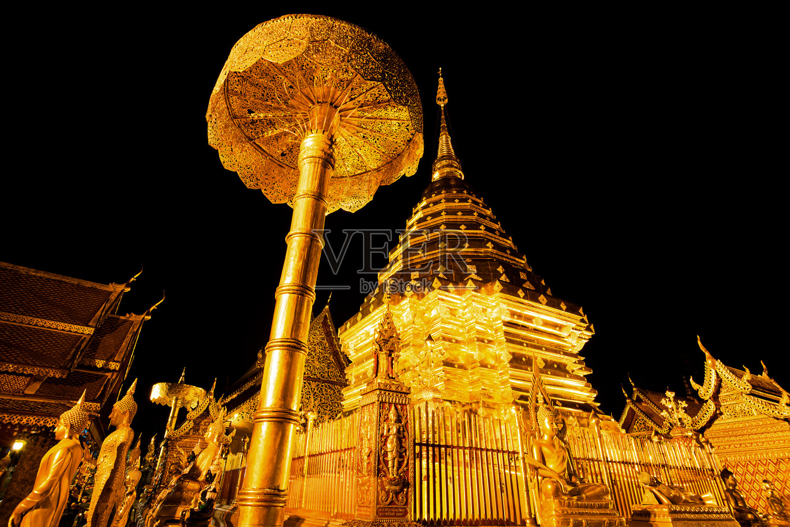 泰国Chaingmail - 2019年10月13日:泰国清迈金塔成为旅游地标照片摄影图片