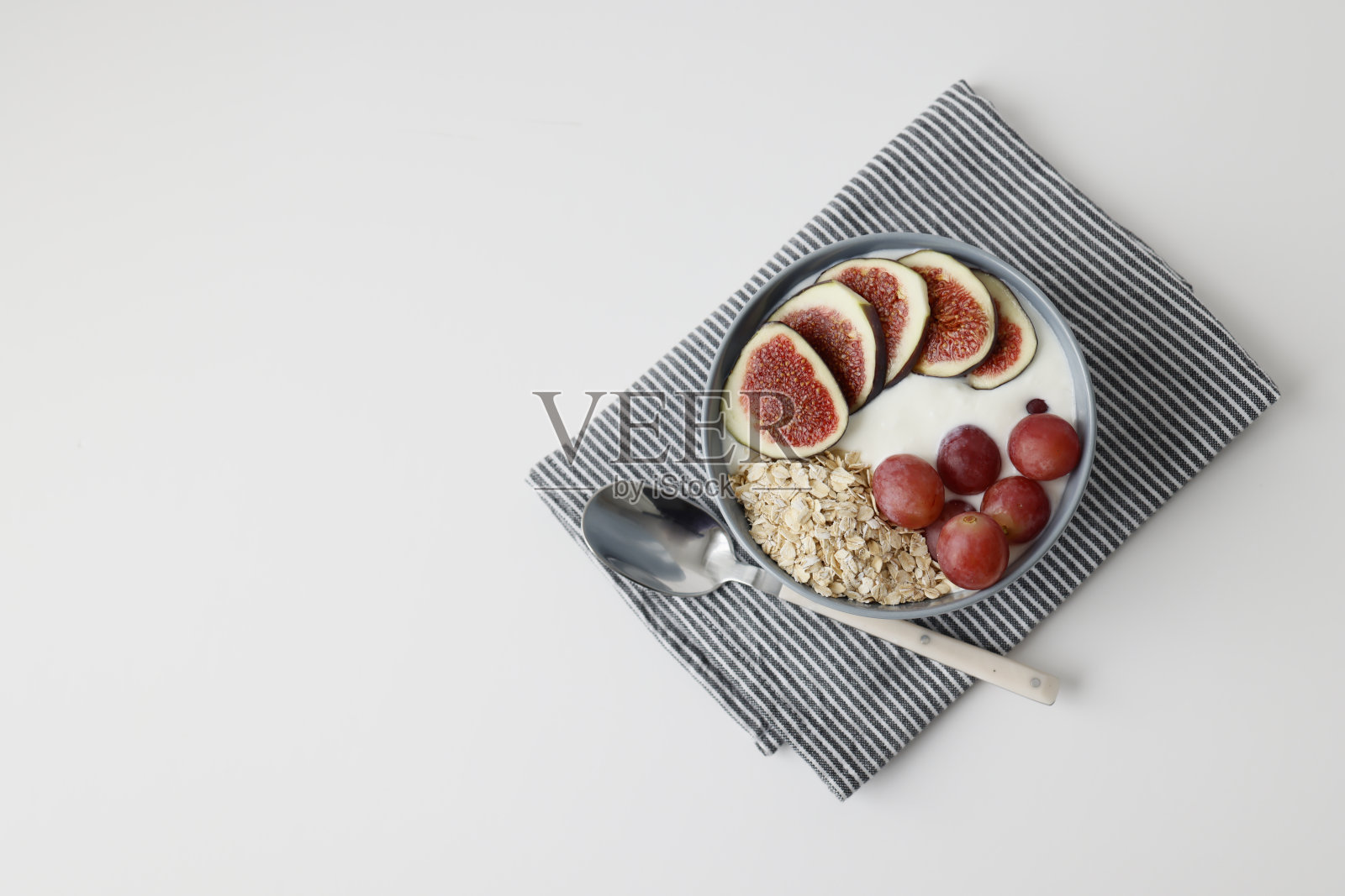 水果酸奶在白色背景的碗里照片摄影图片