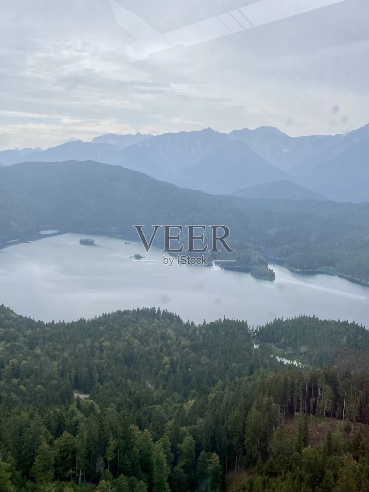 阿尔卑斯山上美丽的景色照片摄影图片