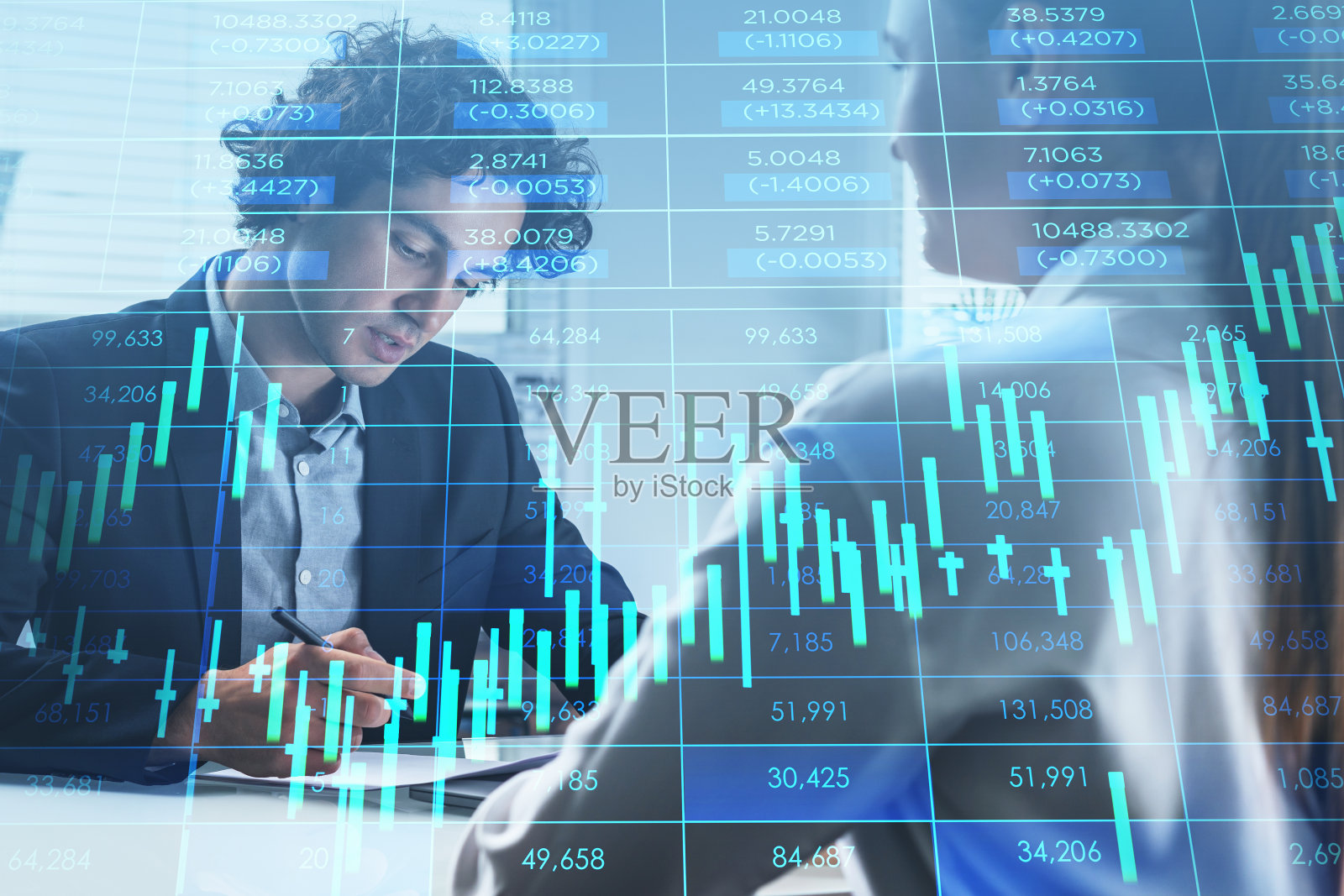 商人和女商人一起分析股票市场照片摄影图片