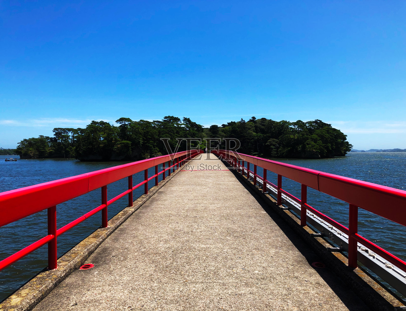 从岛上可以看到福浦桥照片摄影图片