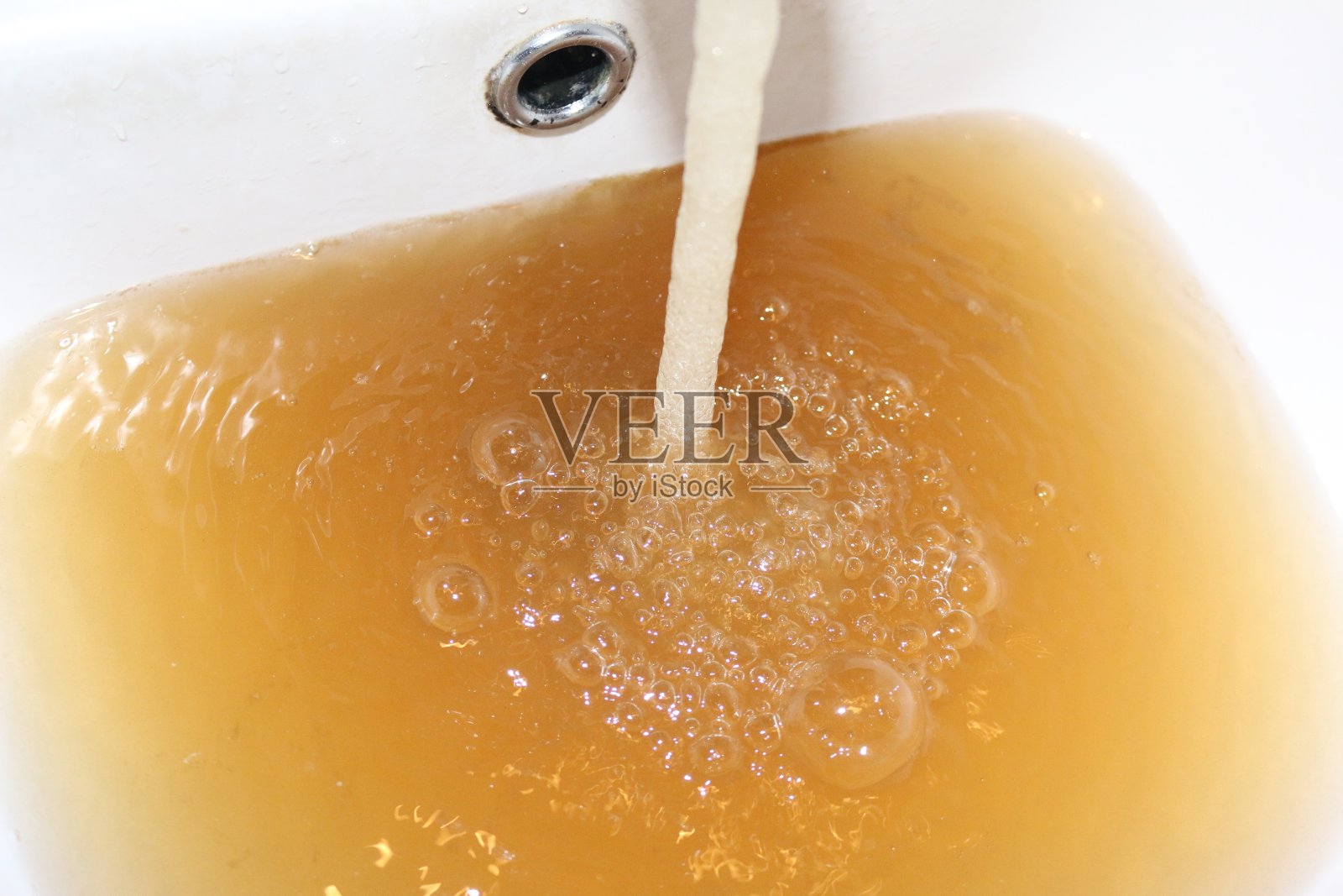 自来水质量差。为什么安装自来水过滤器是有意义的。照片摄影图片