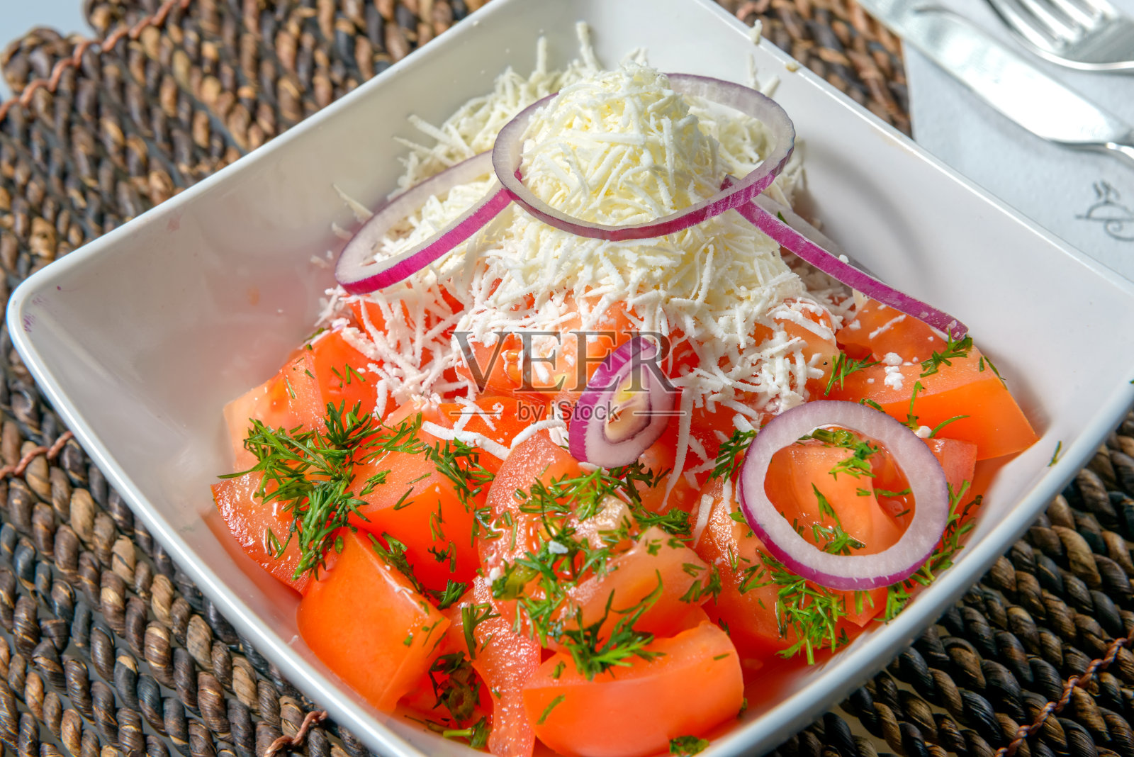健康的新鲜西红柿和奶酪沙拉,美味的红洋葱圈和欧芹。美味的素食减肥餐照片摄影图片