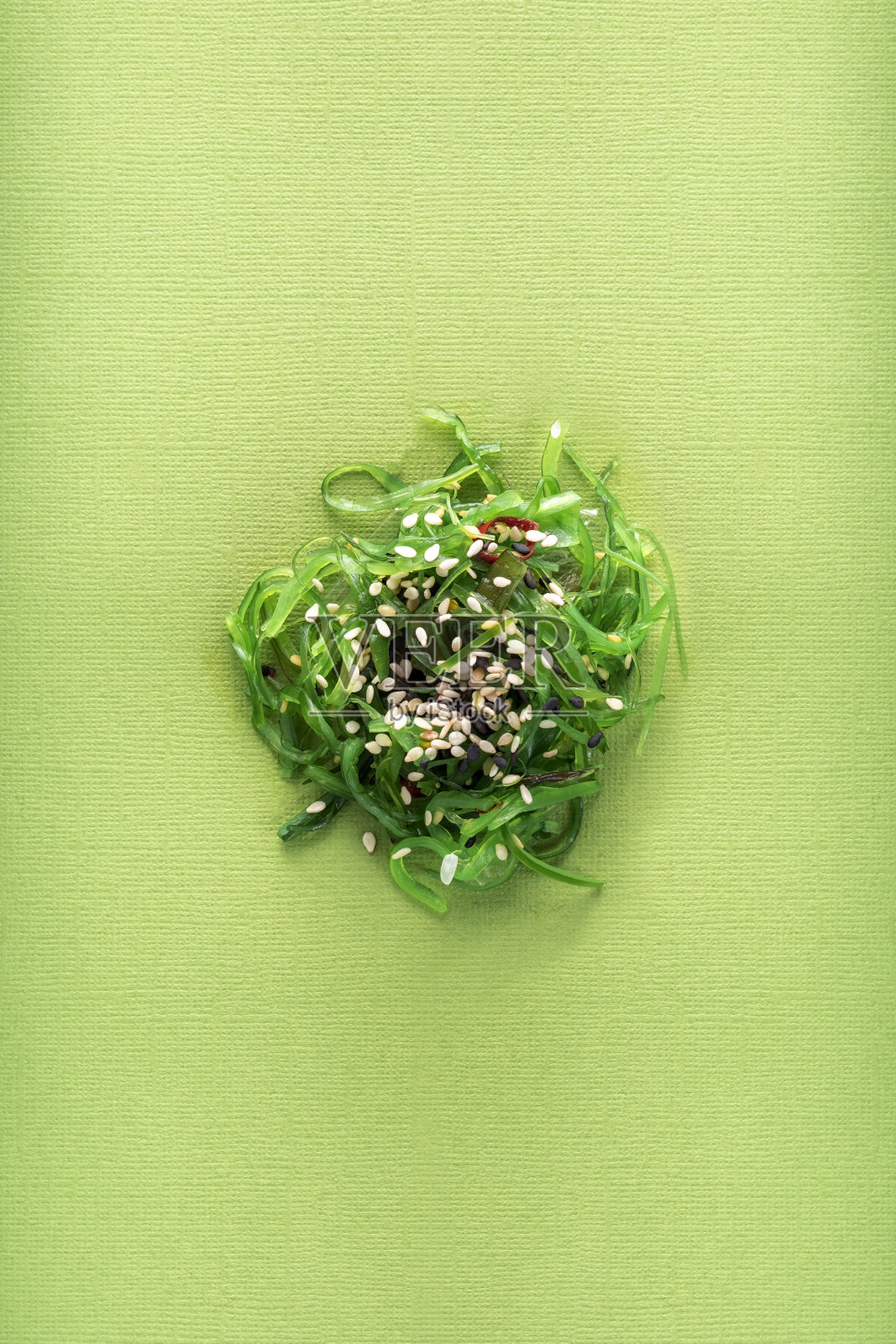 紫菜沙拉,芝麻,绿色背景,俯视图照片摄影图片