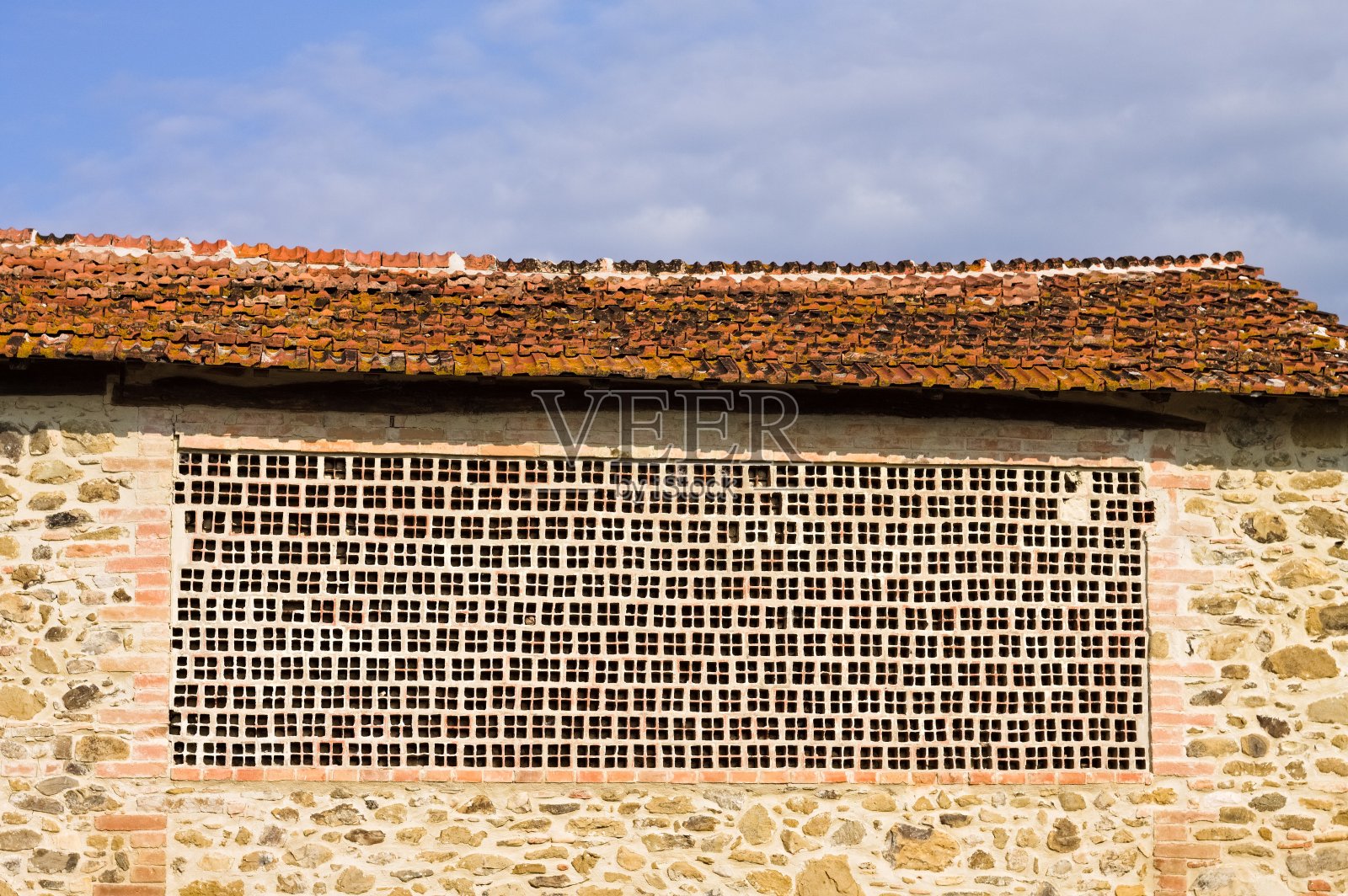 位于意大利乡间(欧洲,意大利翁布里亚)的一所农舍的砖石谷仓。照片摄影图片