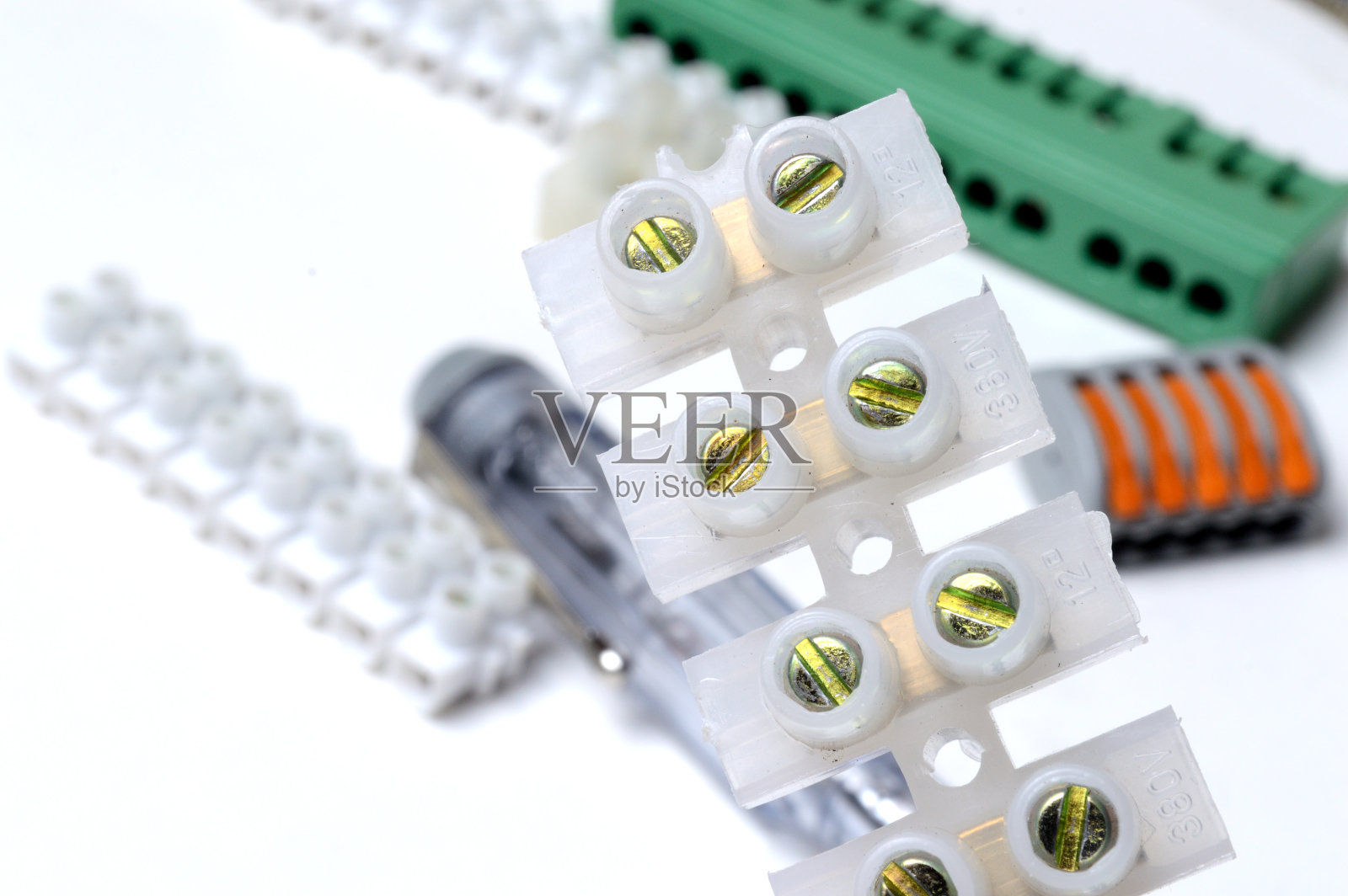 电气端子块位于浅色背景上。特写镜头。照片摄影图片