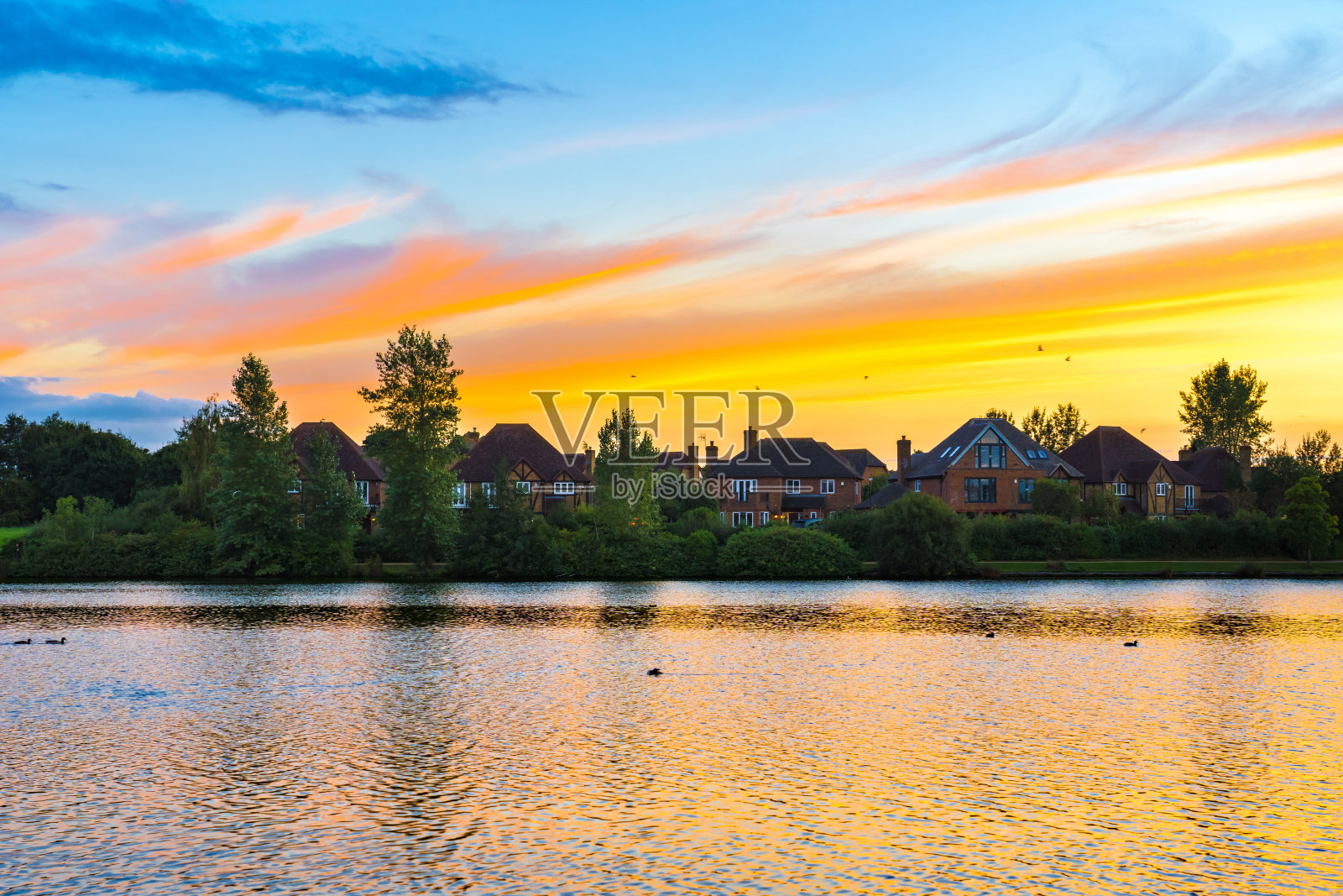 米尔顿凯恩斯的弗兹顿湖附近的房子照片摄影图片