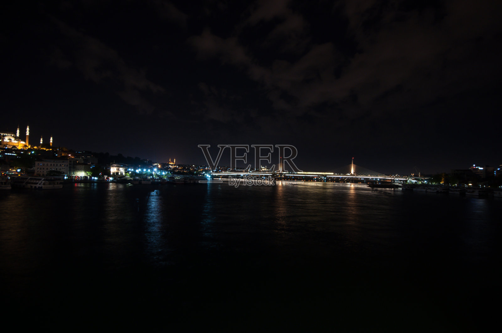 黄昏时分,土耳其伊斯坦布尔,满月下圣索菲亚教堂的灯光照片摄影图片