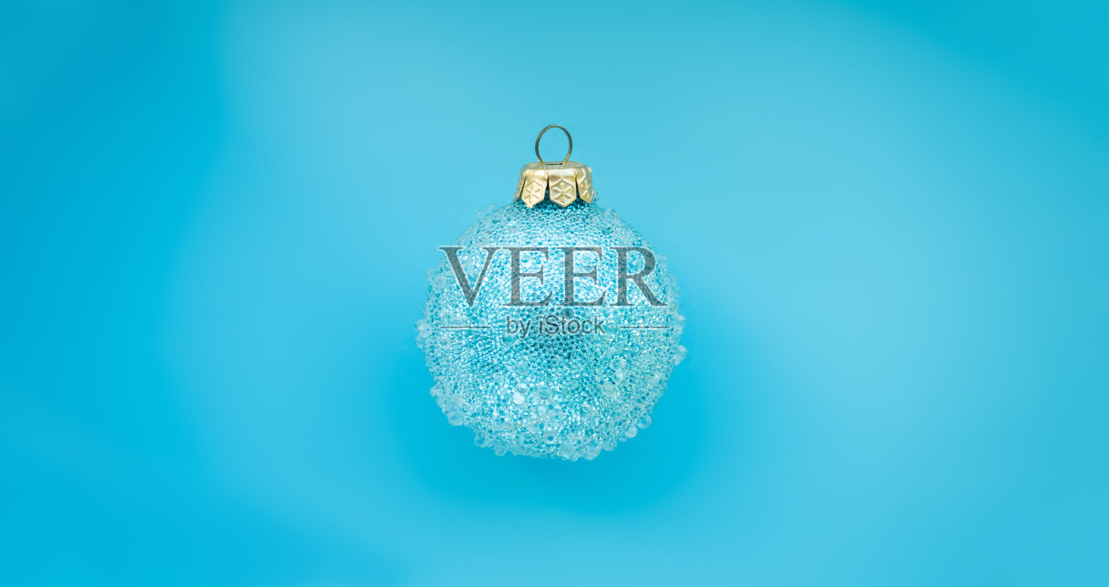 蓝色背景上有一些凸起的蓝色圣诞球。最小的圣诞设计,文字的地方照片摄影图片