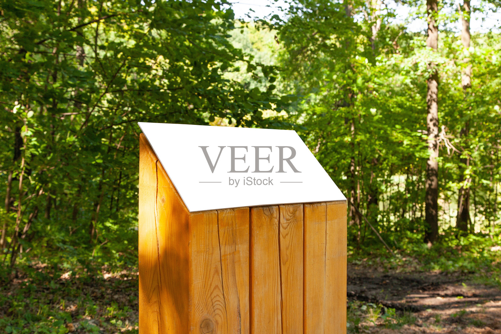 公园草地上木架上空白的横向信息标志照片摄影图片