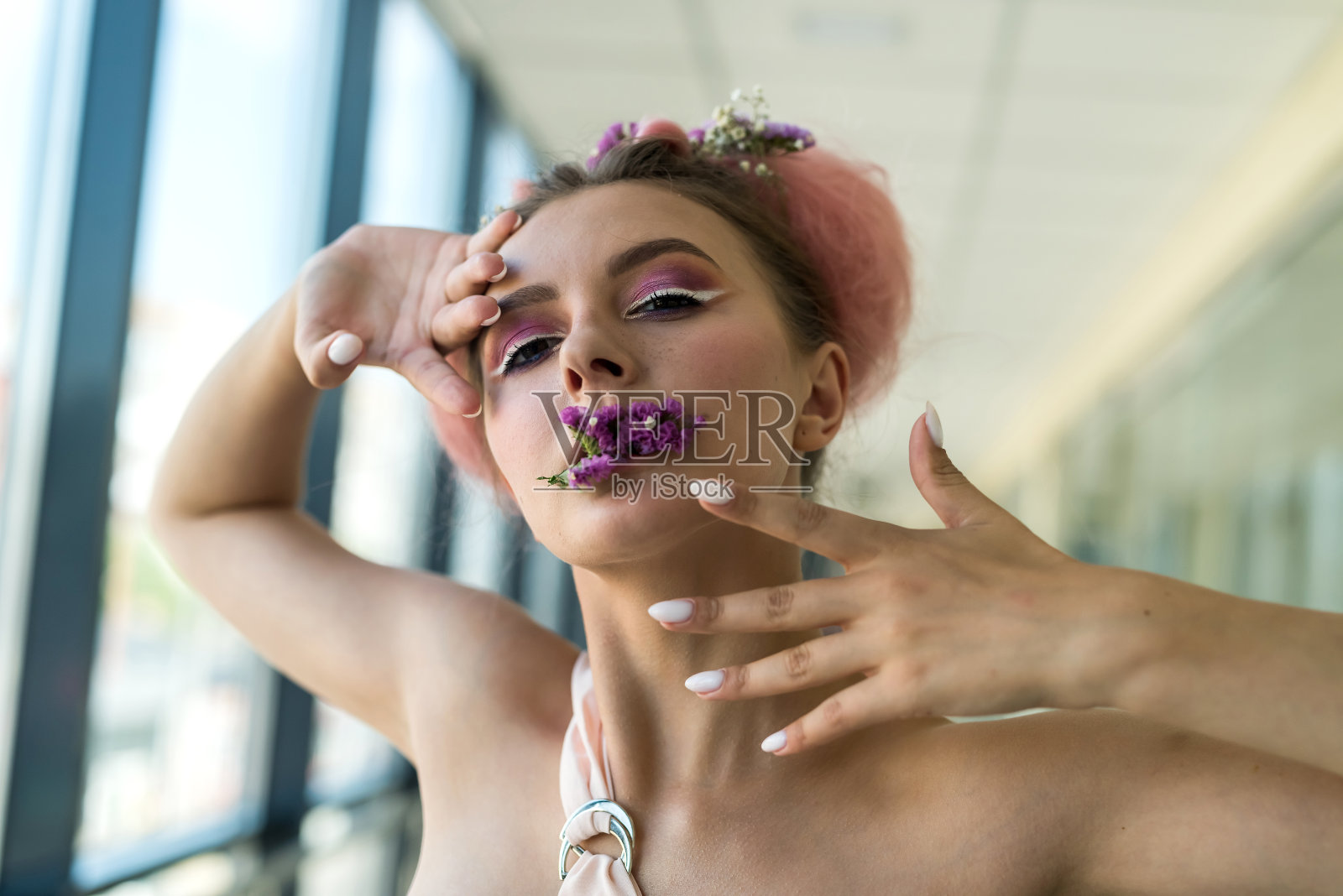 奢侈肖像女人时尚化妆和鲜花照片摄影图片