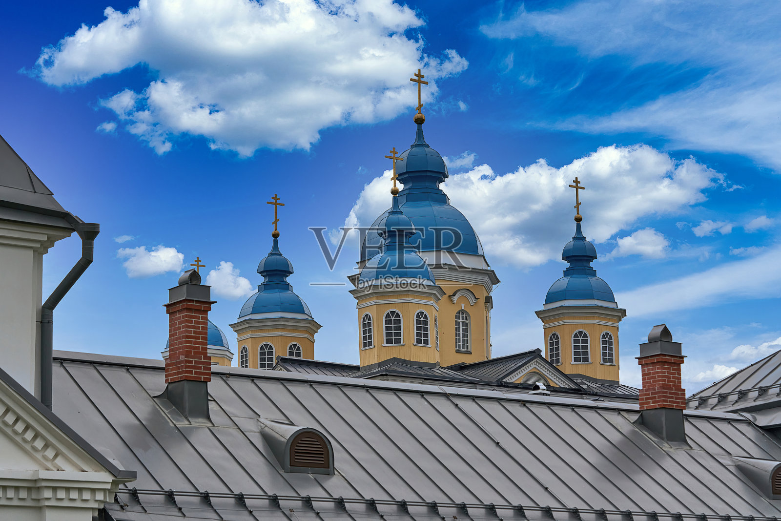 蓝色屋顶的基督教教堂钟楼的碎片照片摄影图片