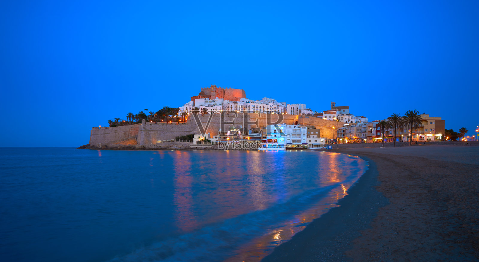 西班牙的Peniscola天际线和城堡海滩照片摄影图片