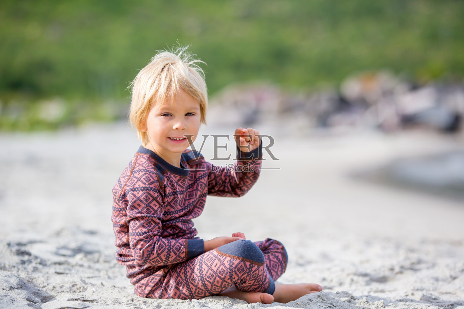 可爱的幼儿,在海滩上吃儿童维生素片,儿童服用额外的维生素以增强免疫力。孩子们在假期里吃阿尔法-欧米茄- 3儿童补充维生素片照片摄影图片