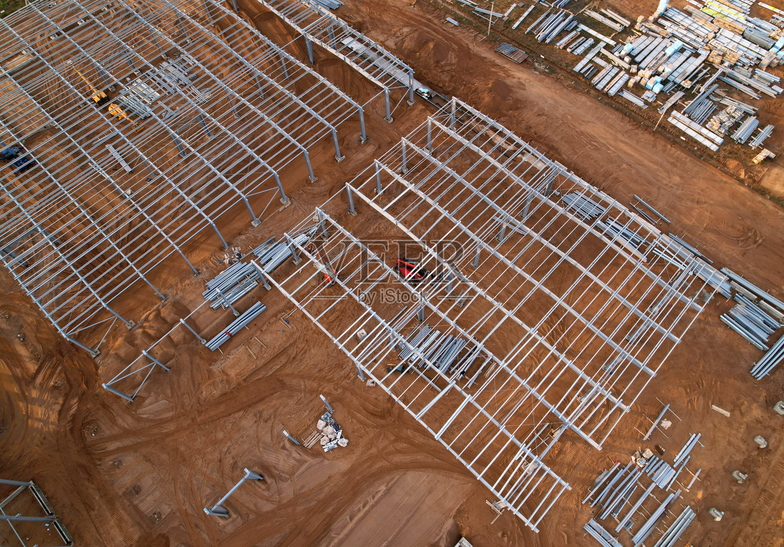 仓库由金属结构建造。轻型钢结构的工业建筑。照片摄影图片