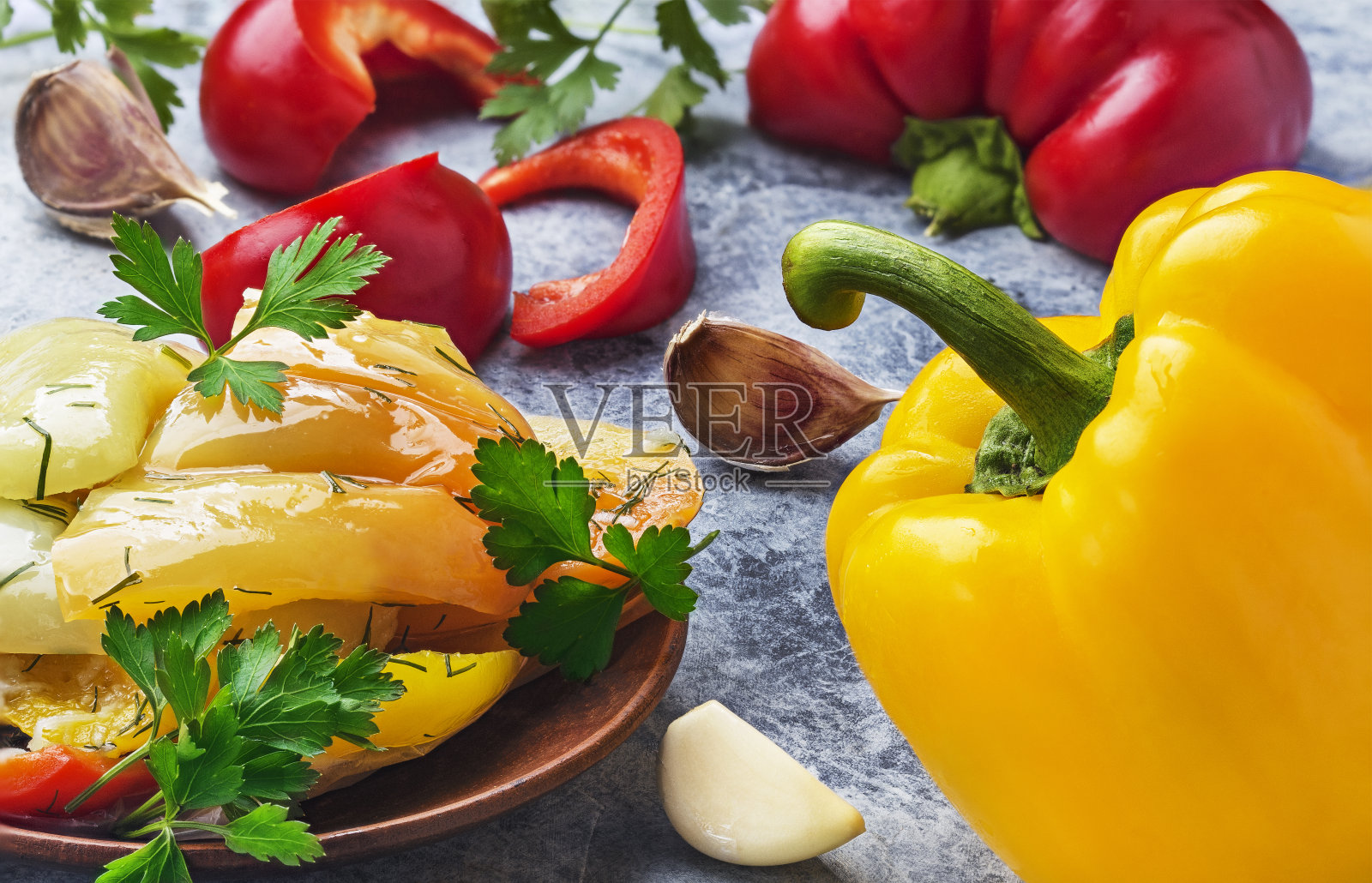 甜椒、香草和大蒜沙拉照片摄影图片