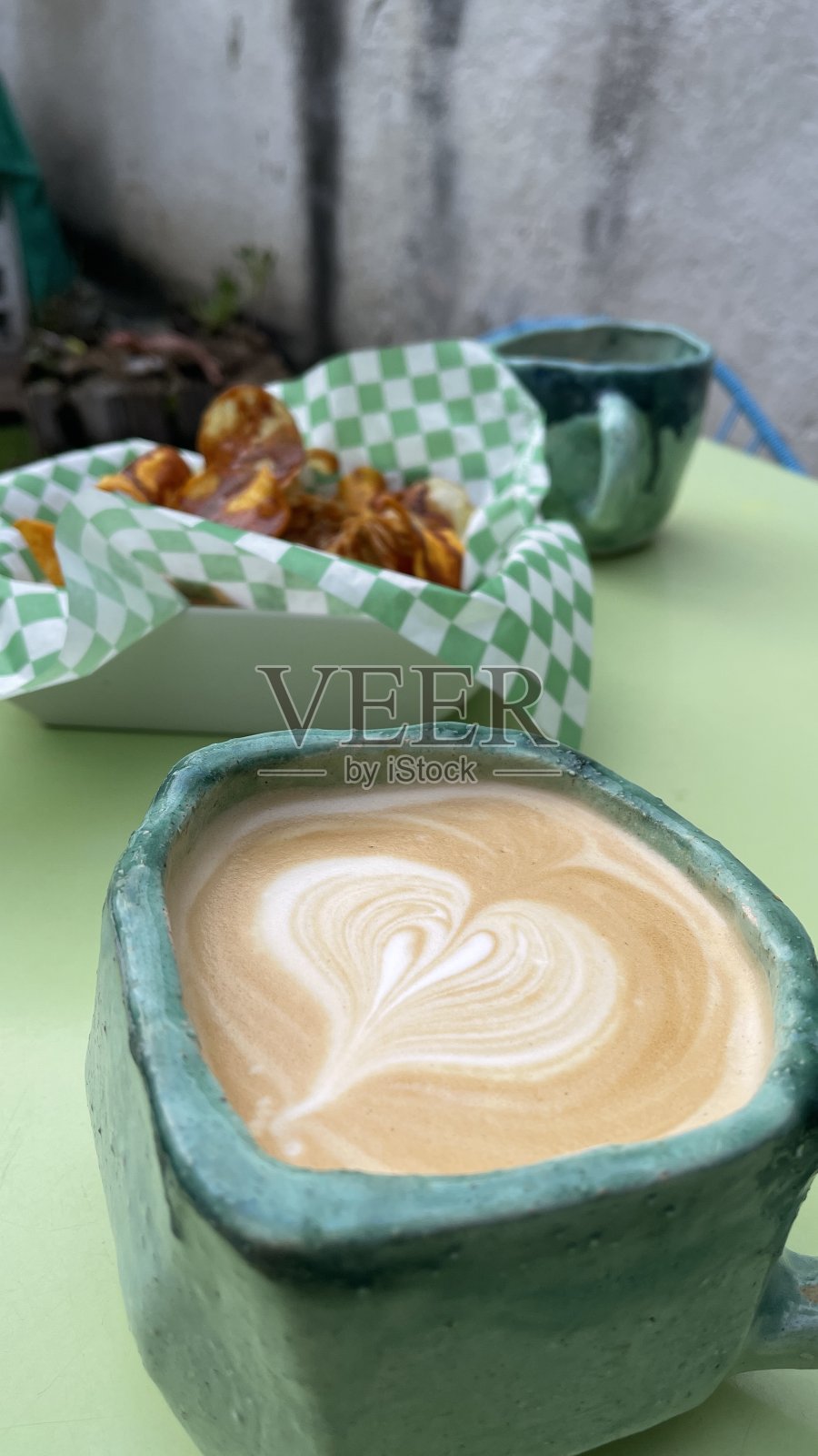 美味的绿色咖啡和薯片照片摄影图片