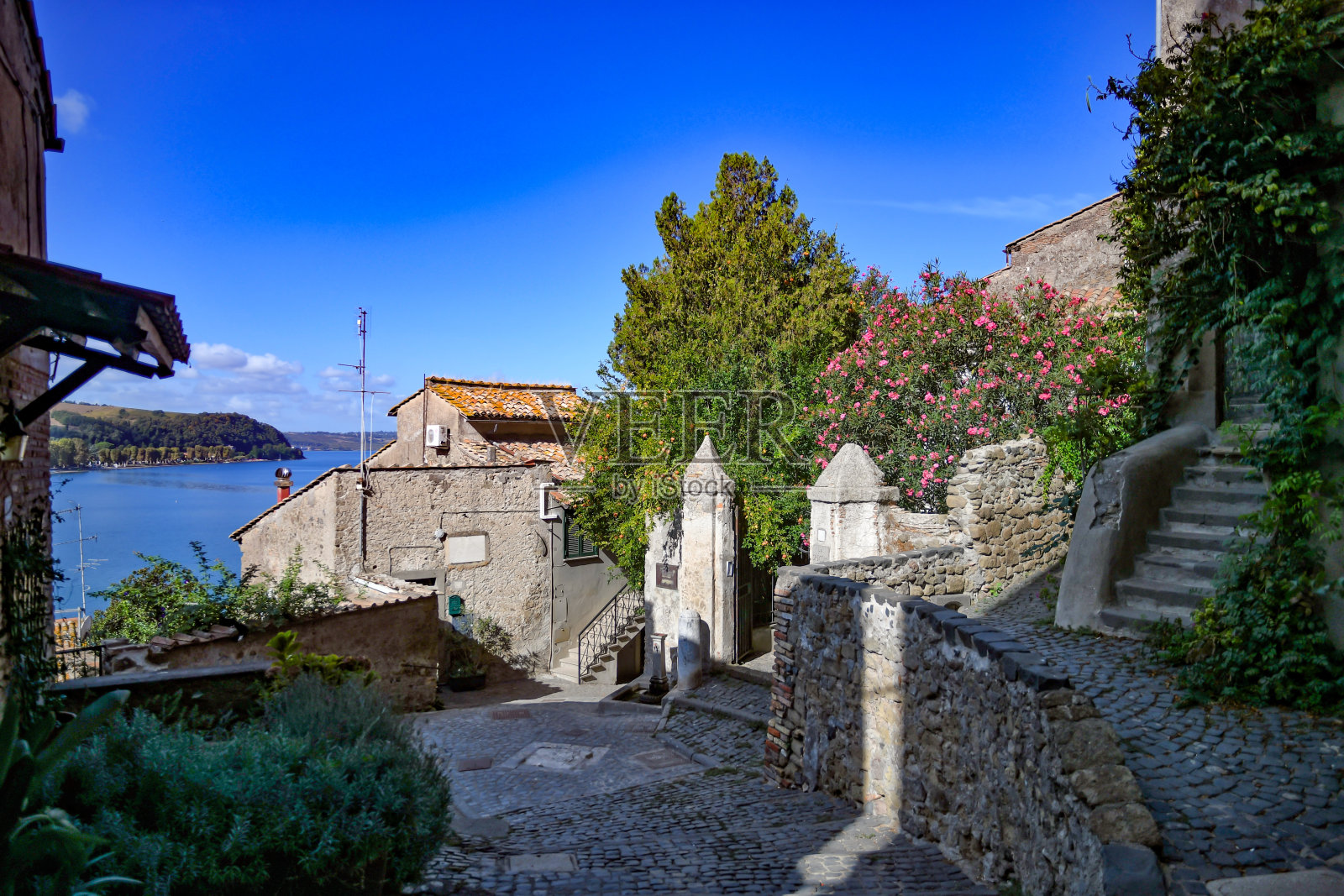 意大利的安圭拉拉萨巴齐亚村。照片摄影图片