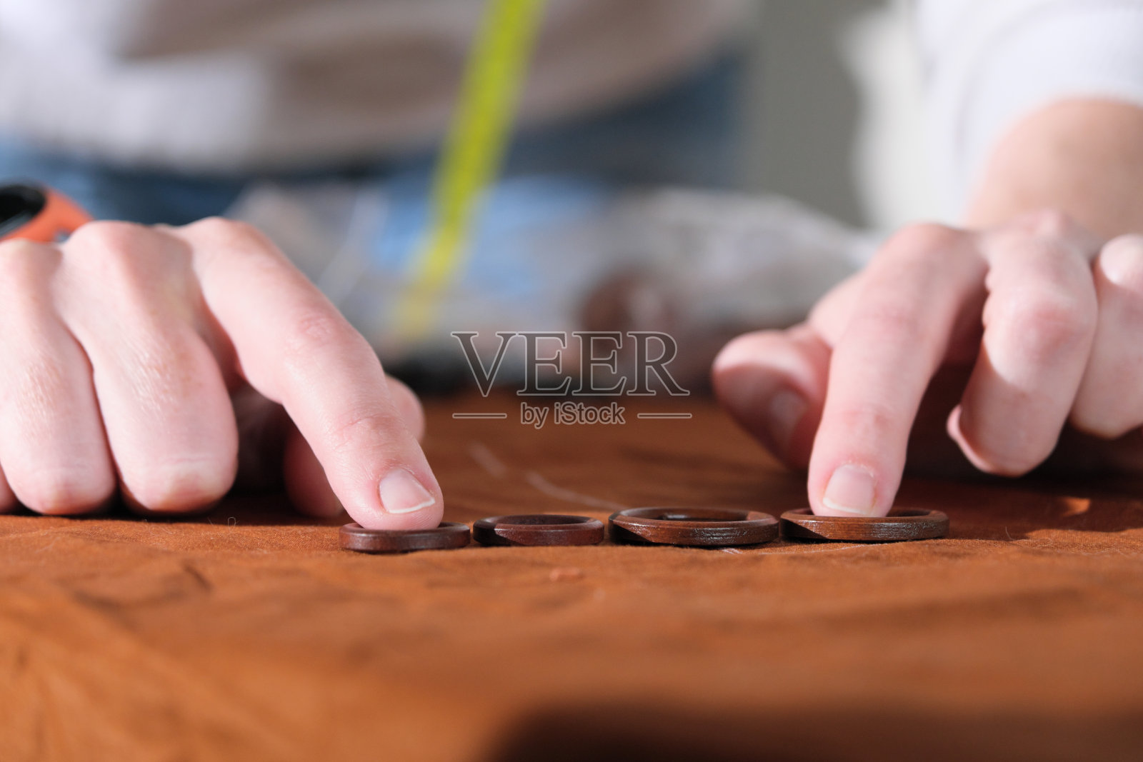 一个女人在家里做针线活照片摄影图片