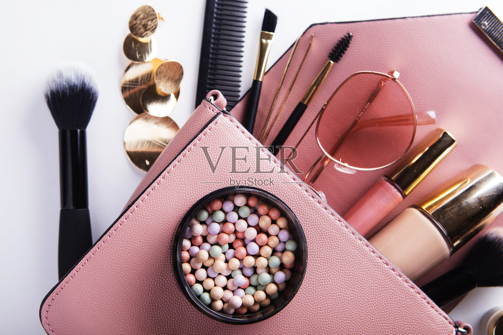 扁平的女性时尚配件和粉红色的手提包在白色的背景与copyspace照片摄影图片