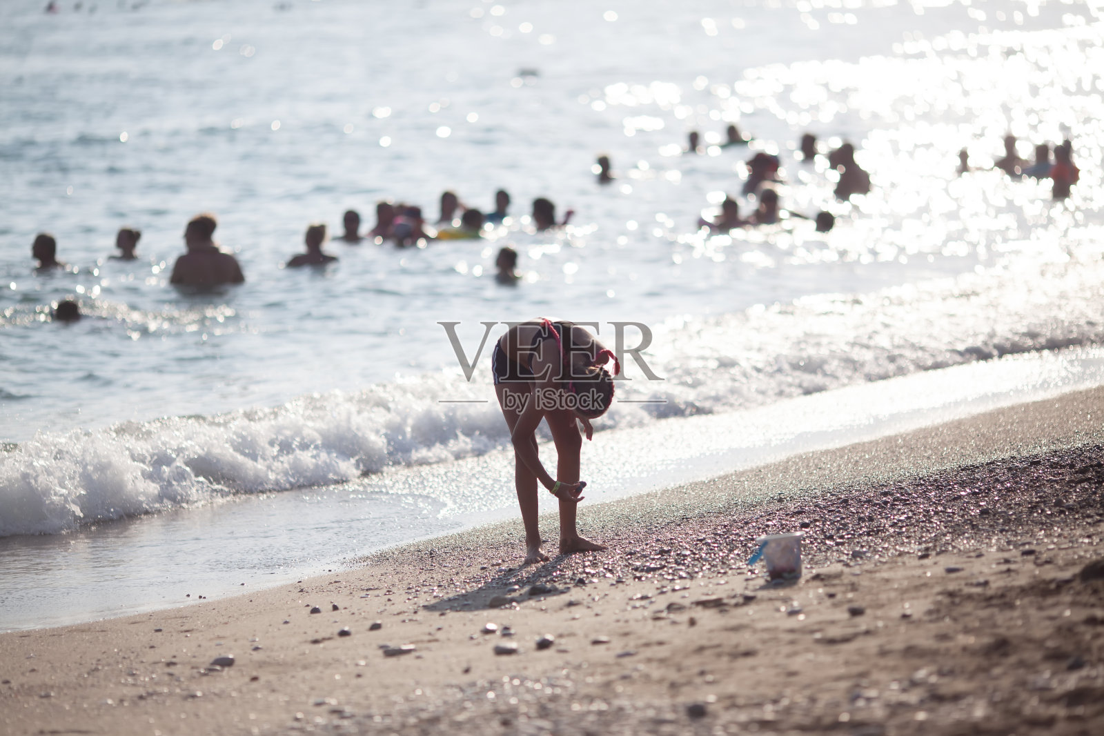 一个9岁的小女孩沿着海滩散步照片摄影图片