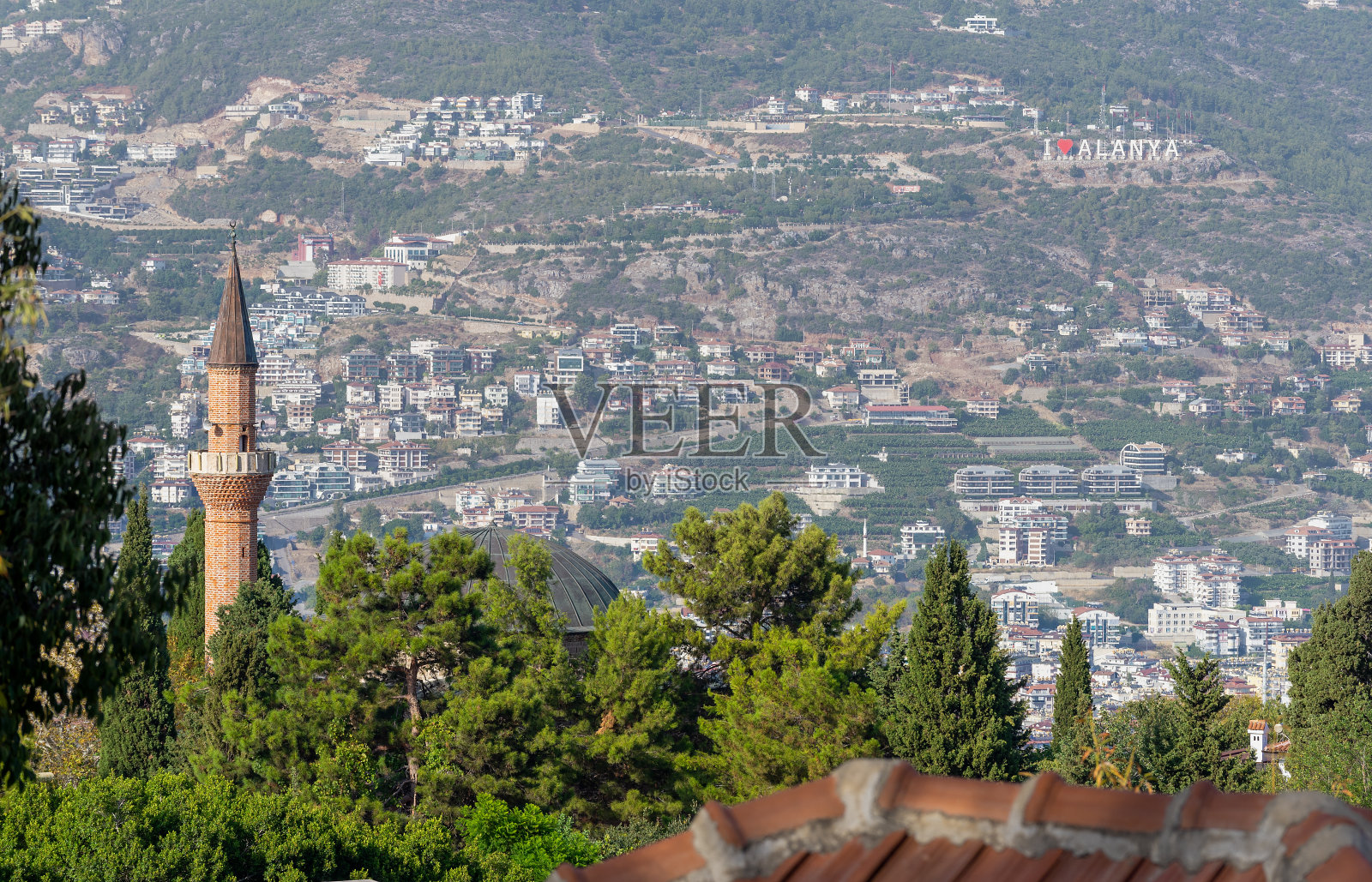 土耳其阿兰尼亚市街道背景上的尖塔照片摄影图片