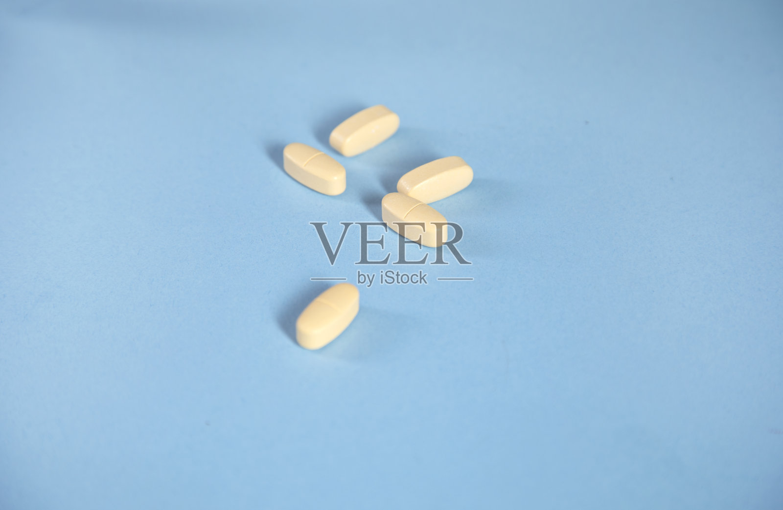 桌上的毒品照片摄影图片