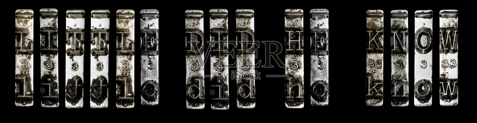 他几乎不知道句子与reto打字机锤子孤立在黑色照片摄影图片