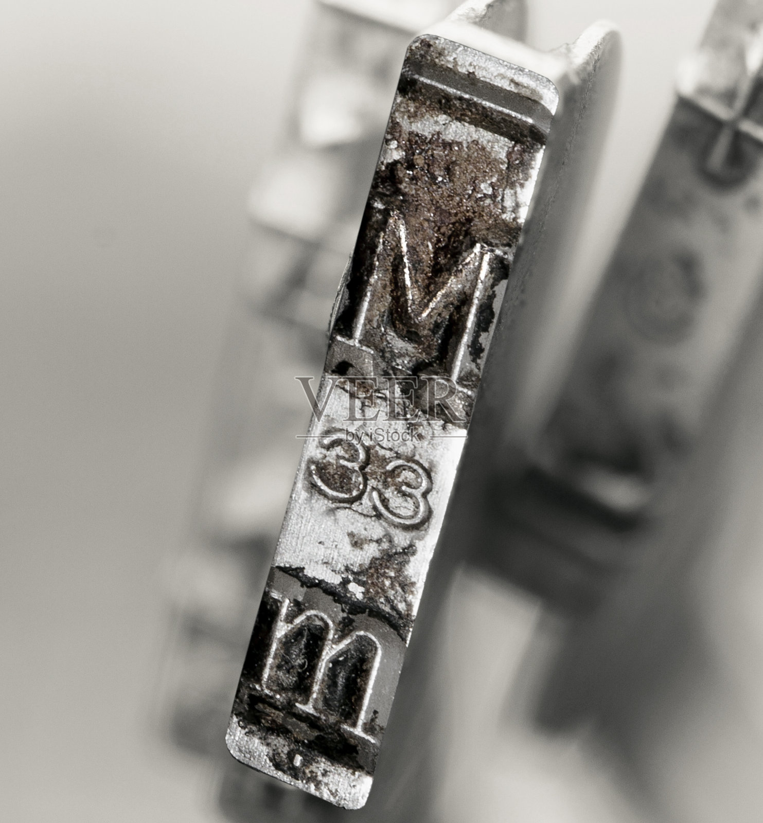 用老式单色打字机打印字母M的宏照片摄影图片