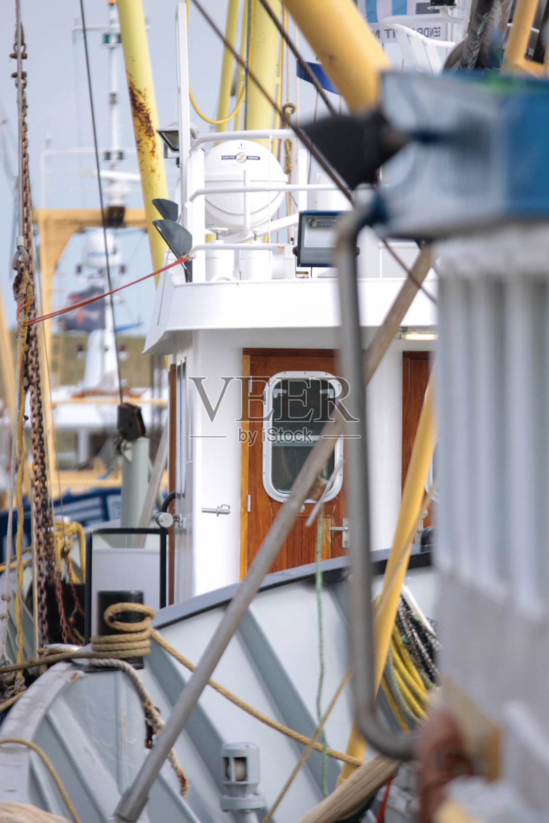 第二艘渔船的舰桥一览无余。照片摄影图片