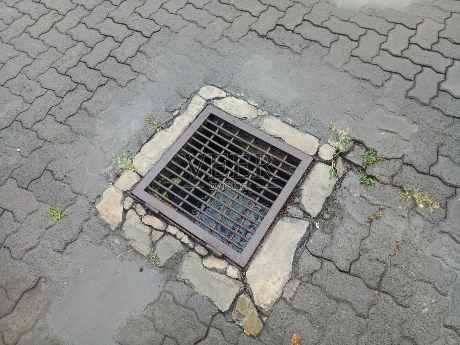 排水孔上盖着铁架照片照片摄影图片