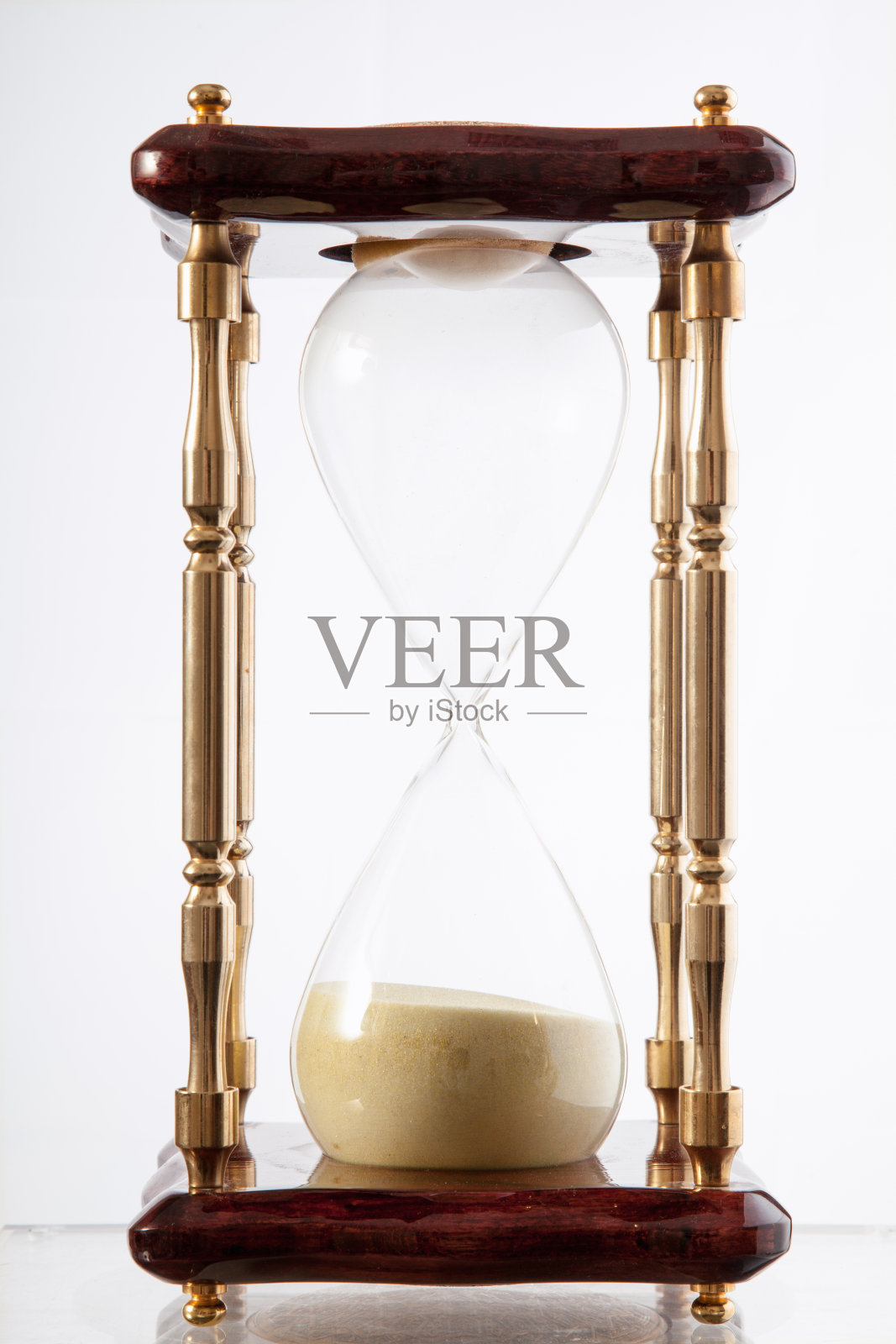 木制支架上的大旧沙漏照片摄影图片