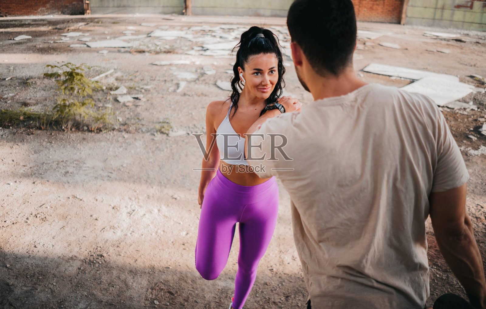 这对夫妇在一个废弃的仓库里伸懒腰照片摄影图片