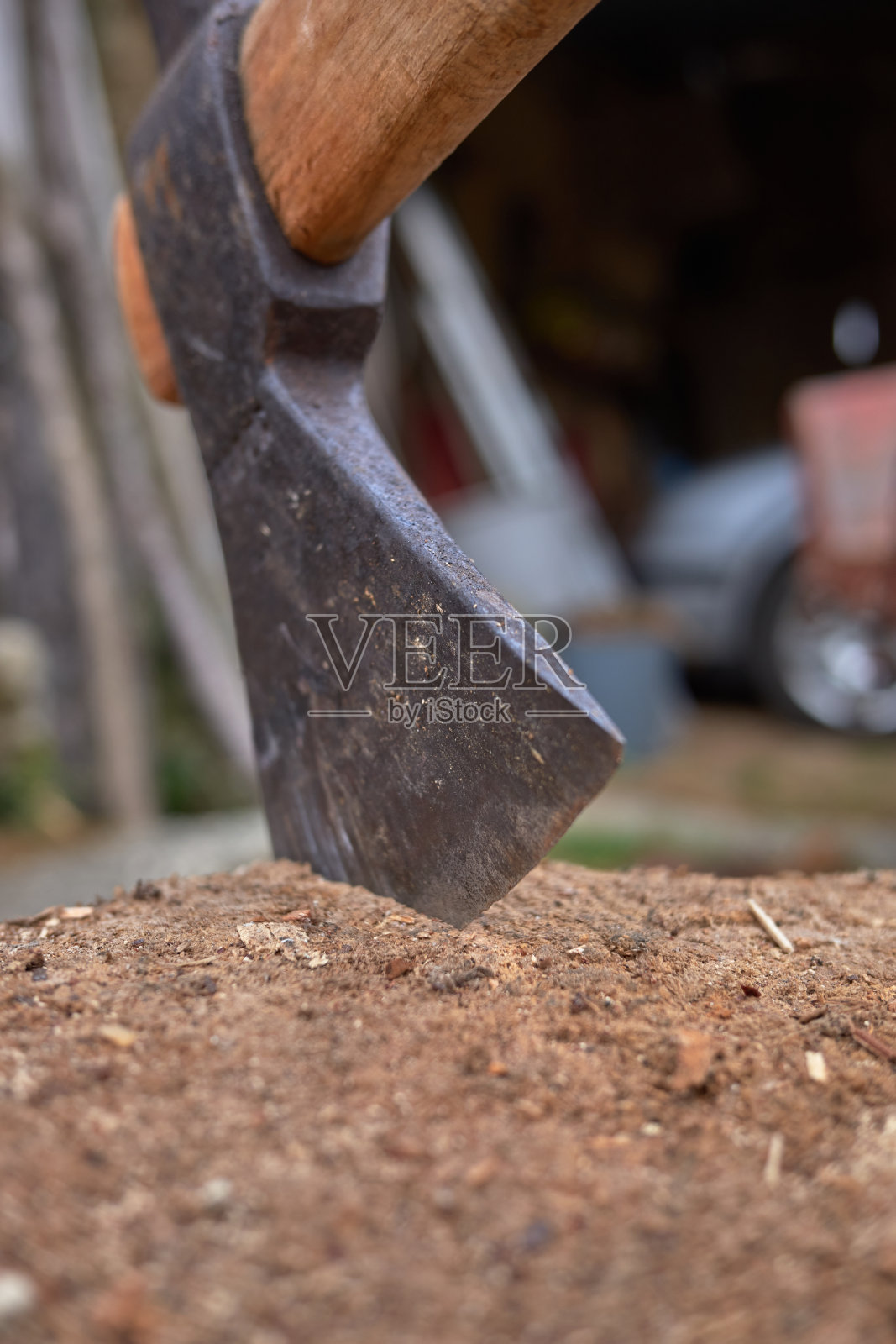 斧头卡在木头里了照片摄影图片