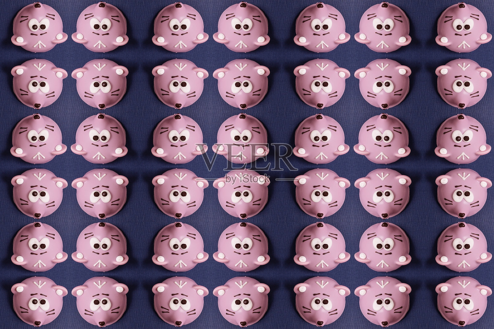 美味的蛋糕在蓝色的背景上,无缝的纹理,包装照片摄影图片