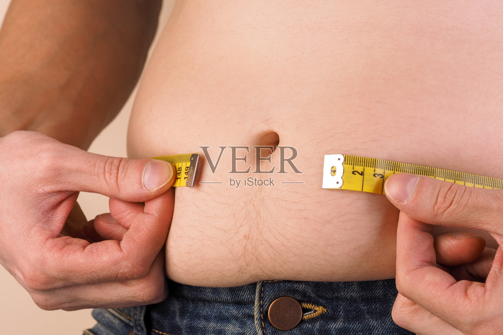 脂肪的腹部。腹部超重的男人。减肥的概念。照片摄影图片