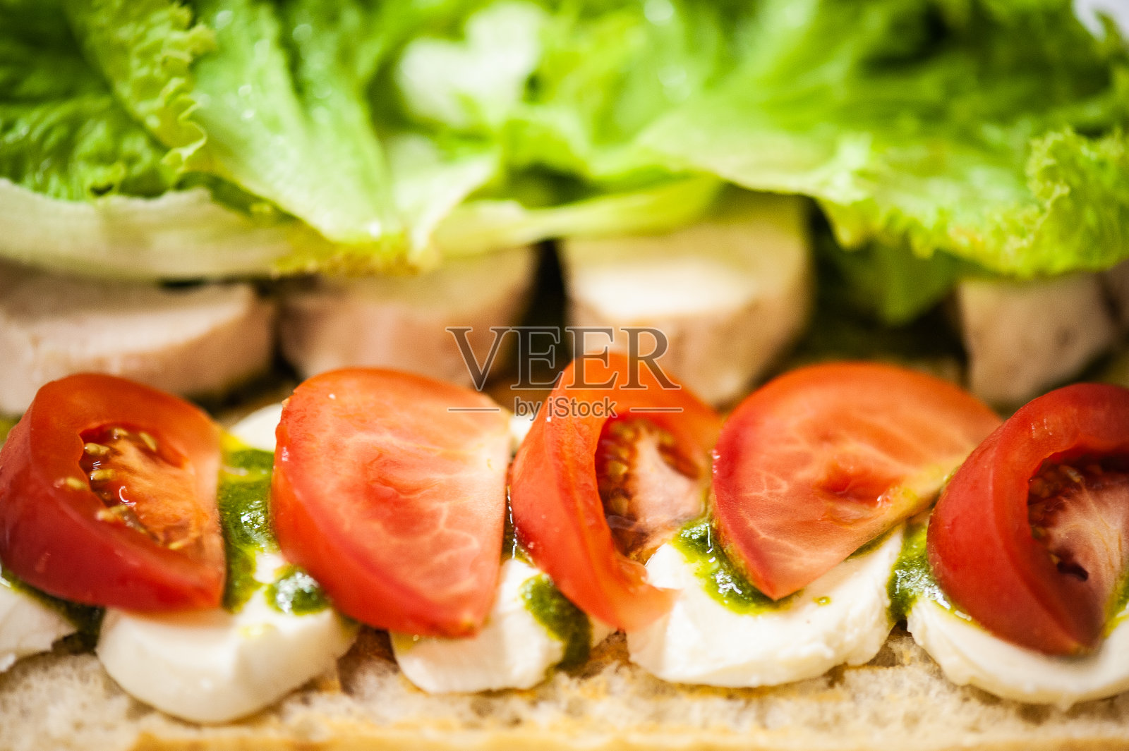 美味的帕尼尼在咖啡馆。街头食品照片摄影图片