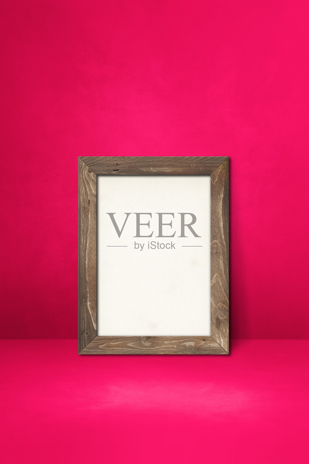 木制画框靠在粉红色的墙上照片摄影图片