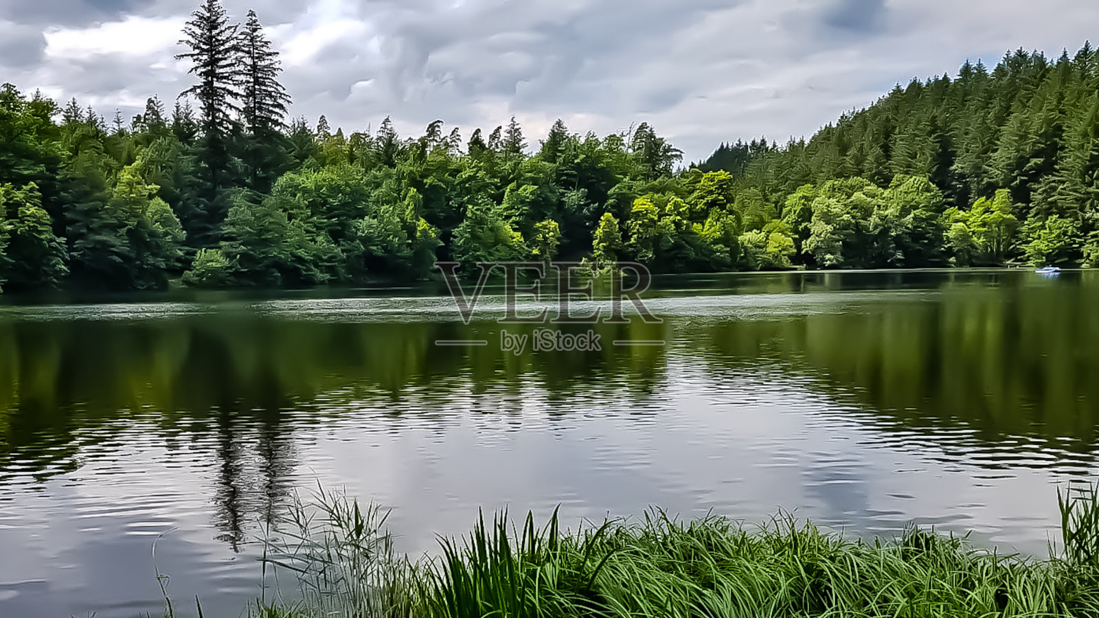 山上的一个湖照片摄影图片