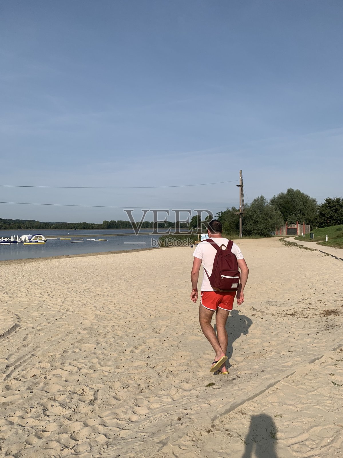 在海滩上享受一个下午。照片摄影图片
