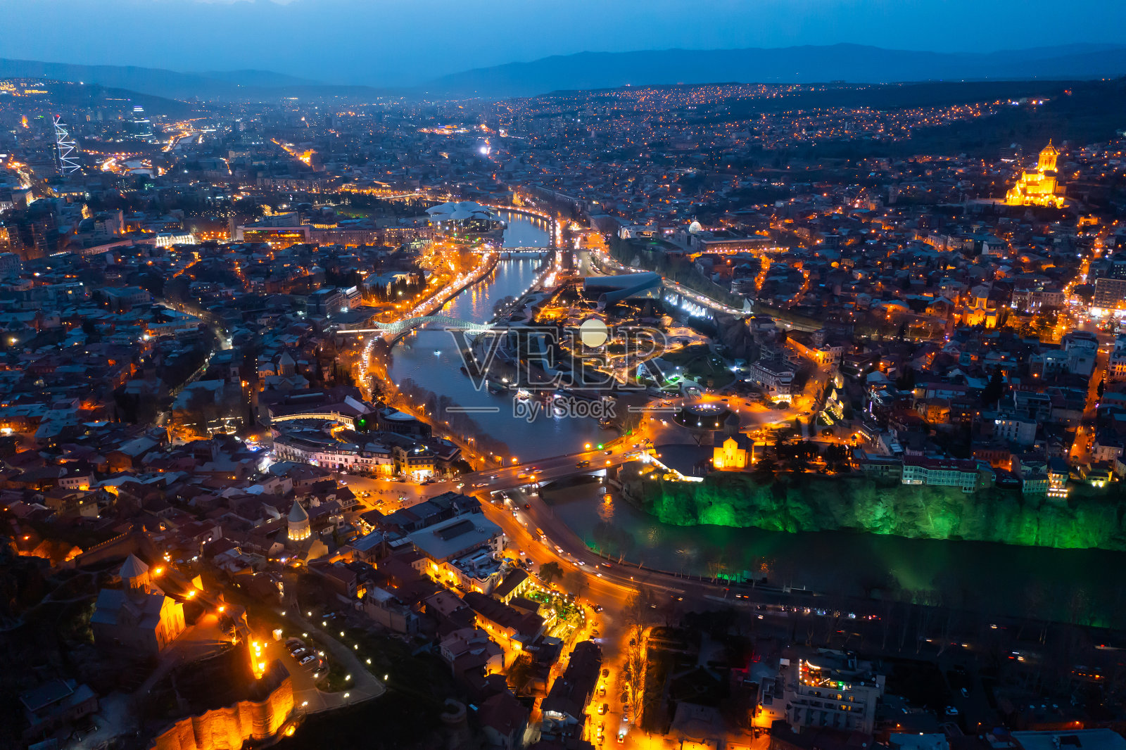 无人机在黄昏时俯瞰格鲁吉亚城市第比利斯照片摄影图片