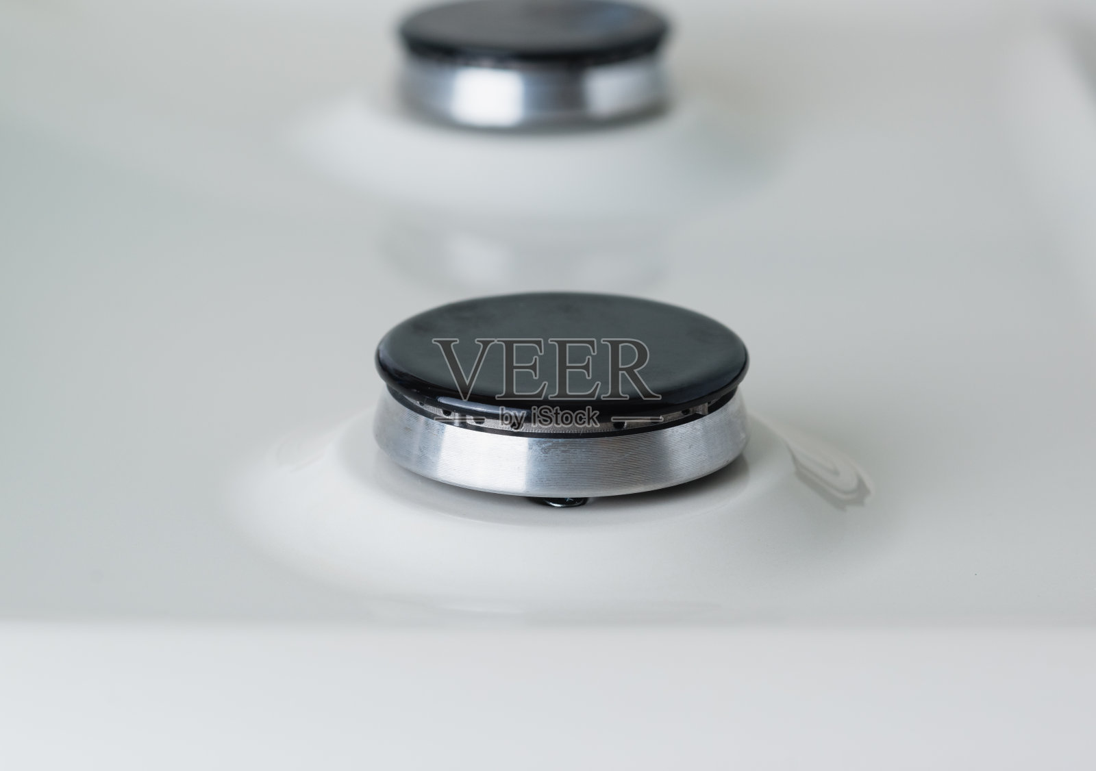 白色搪瓷煤气炉的黑色燃烧器,有熄灭的火照片摄影图片